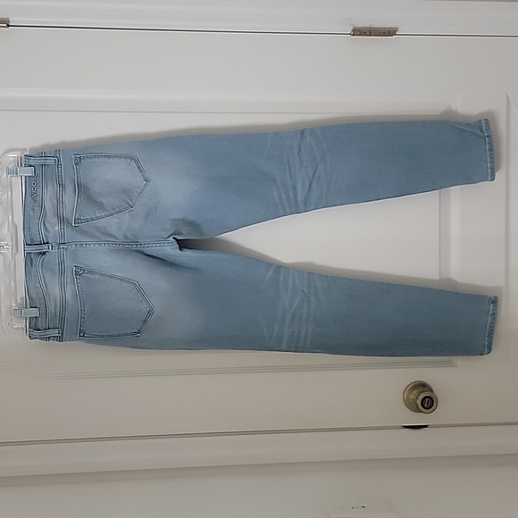 Vigoss, Size 28, Thompson Tomboy Jeans, Light Wash, Gently Used Condition. - Picture 13 of 14